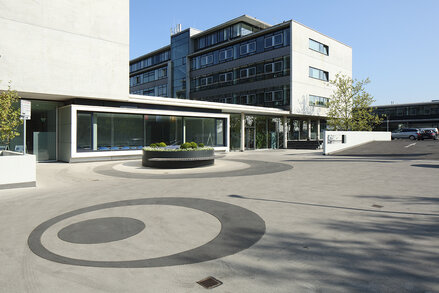 F-Campus Platz Asphalt Kreise_ruby³ architekten